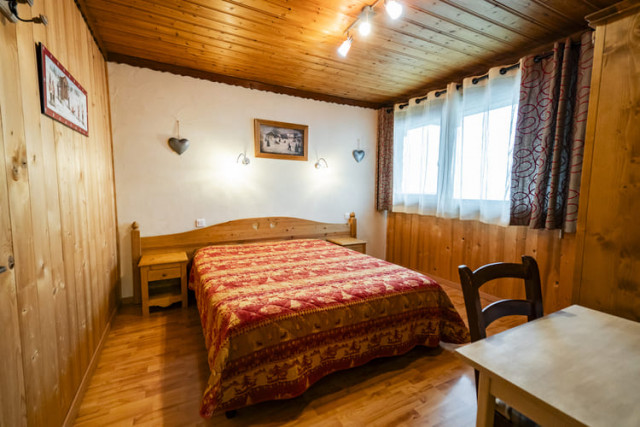 Appartement dans chalet les Boudimes, Chambre 1 lit double, Châtel Ski