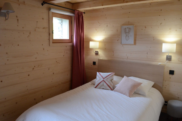 Apartment in chalet Les Greniers, Bedroom double bed, Châtel Ski holidays