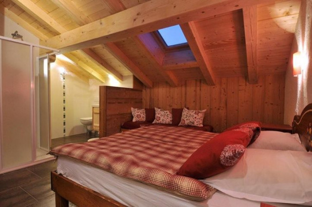 Apartment in chalet Matmottes, Bedroom double bed + 1 single bed + shower/ WC, Châtel