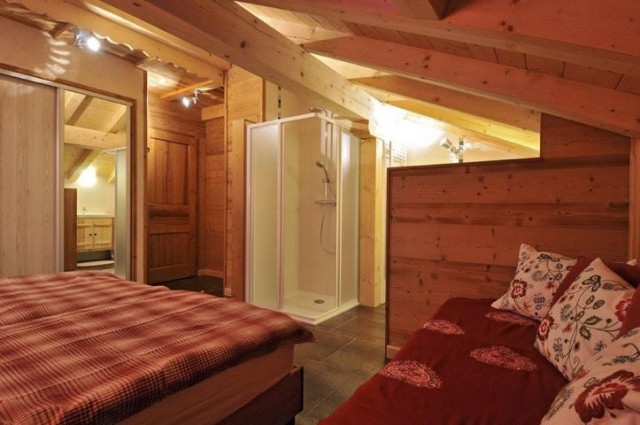 Appartement dans chalet les Marmottes, Chambre 1 lit double + 1 lit simple + douche/WC, Châtel Vacances Montagne
