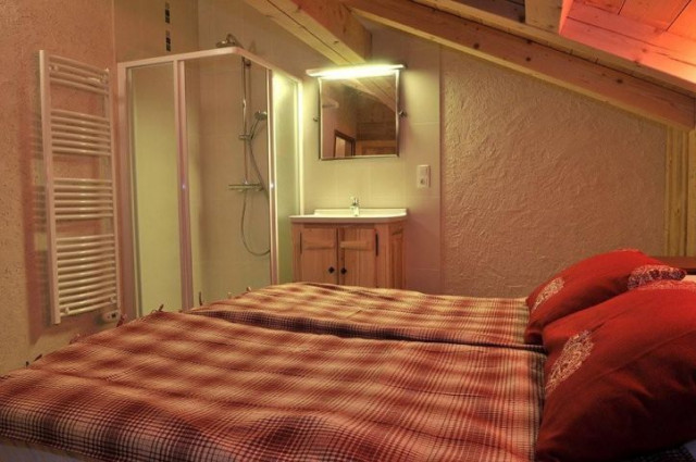 Appartement dans chalet les Marmottes, Chambre lit double + douche, Châtel Réservation