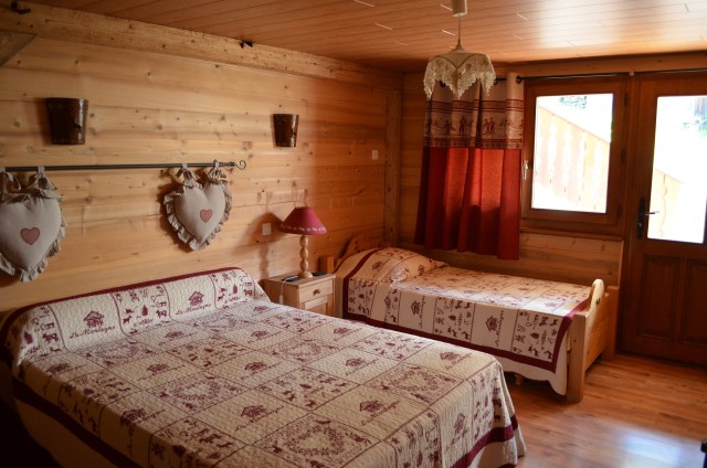 Appartement dans chalet les Pivottes, Chambre 1 lit double + 1 lit simple, Châtel Haute Savoie