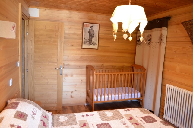 Appartement dans chalet les Pivottes, Chambre 1 lit double n°1, Châtel