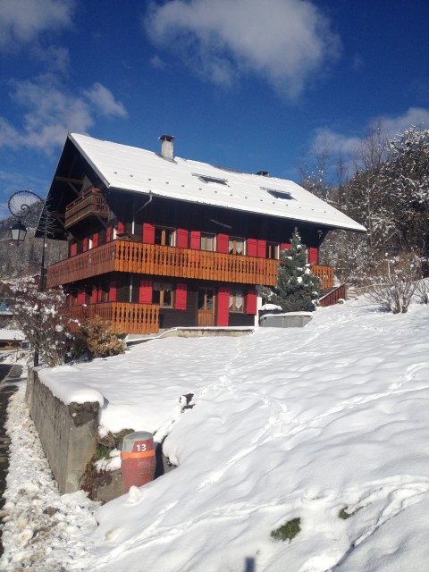 Appartement dans chalet les Pivottes, vue du chalet en hiver, Châtel