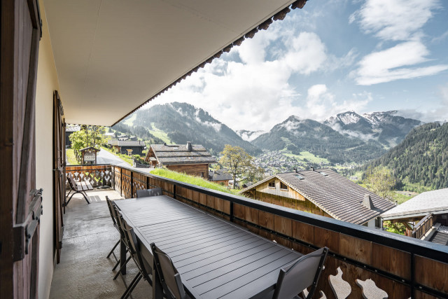 Apartment in chalet Pensée des Alpes, Balcony with valley view, Châtel Relaxing