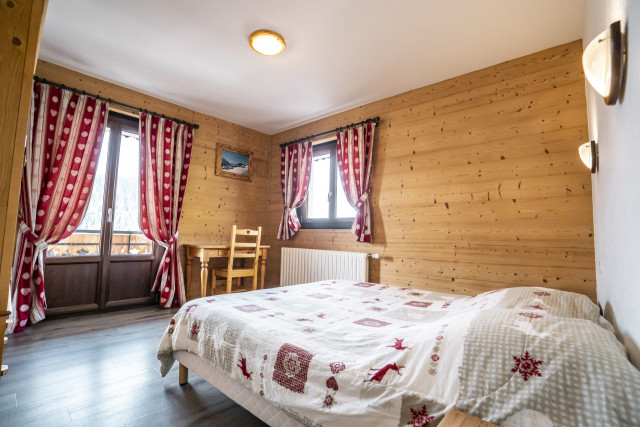 Appartement dans chalet Pensée des Alpes, Chambre 1 lit double avec accès balcon, Petit Châtel