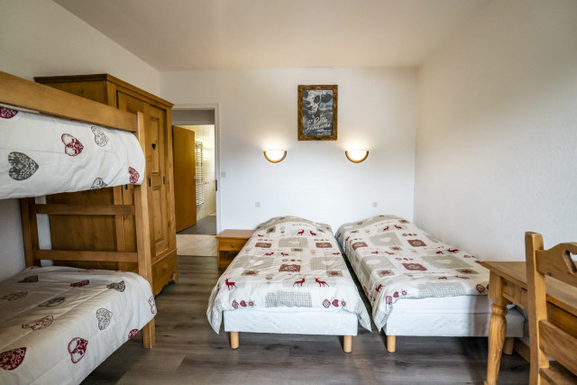 Appartement dans chalet Pensée des Alpes, Chambre 2 lits simples et 2 lits superposés, Châtel