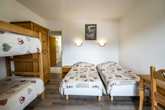Apartment in chalet Pensée des Alpes, Bedroom 2 single bed and 2 bunk bed, Châtel