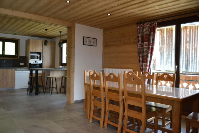 Apartment in the Pensée des Alpes chalet, dining room, Châtel ski area