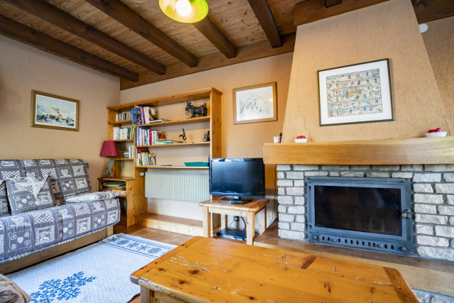 Appartement L'Atelier de Théo, Salon avec cheminée, Châtel Haute-Savoie