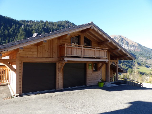 Appartement la Belette vue extérieure du chalet en été Châtel