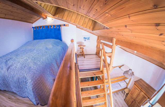 Appartement La Couqueille, Chambre 2 lits superposés + 1 lit double en mezzanine, à l'étage, Châtel Réservation