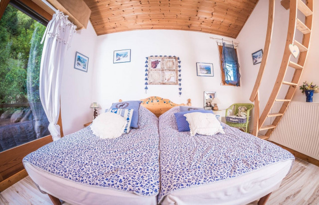 Appartement La Couqueille été, Chambre 2 lits simples à l'étage, Châtel Vacances Famille