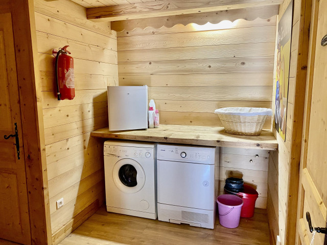 Apartment La Miette Laundry room with washing machine, tumble dryer and small freezer, Châtel Portes du Solei