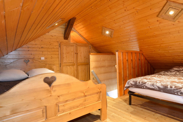Apartment n°3 in chalet l'EPICEA, Mezzanine 1 double bed + 1 single bed, Châtel