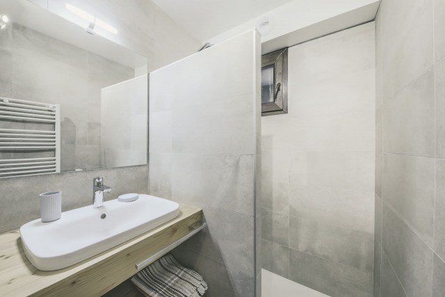 Appartement n°4 dans résidence Lou Candres, salle de douche, Châtel Haute Savoie