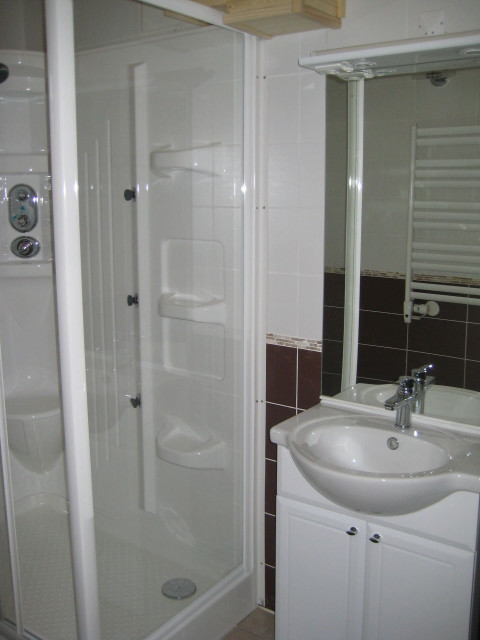Appartement n°5 dans chalet Les Bouquetins, Salle de douche, Châtel Neige 74
