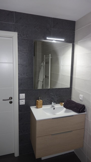 Apartment O Rouge 001, Chatel bathroom
