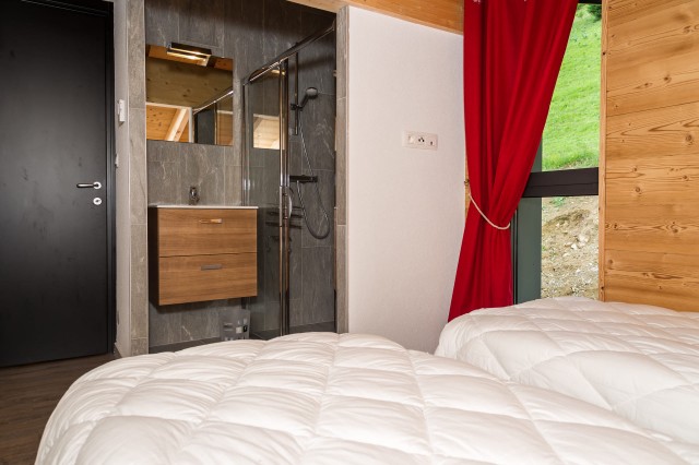Appartement Savoisien n°6, Chambre 2 lits simples avec sdb, Châtel Portes du Soleil