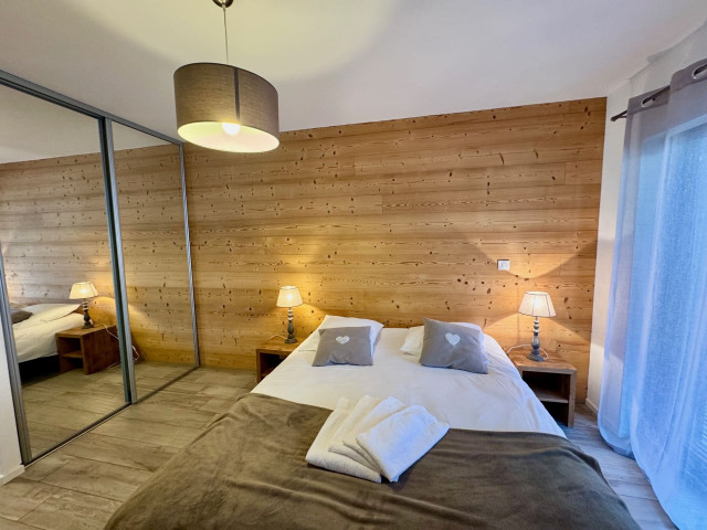 Appartement Soldanelles 29, Chambre double et salle de bain, Châtel Alpes 74