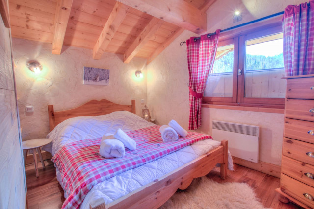 Chalet Anna Châtel Pré-la-Joux, Bedroom double bed, Ski lifts