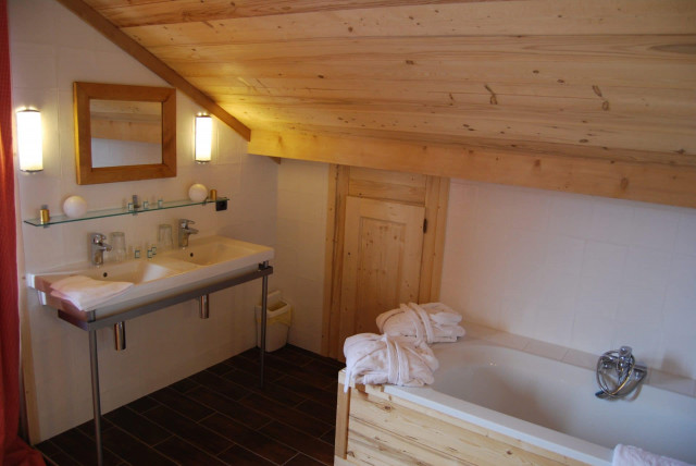 Chalet Barbossine - 14 personnes - salle de bain -Châtel été