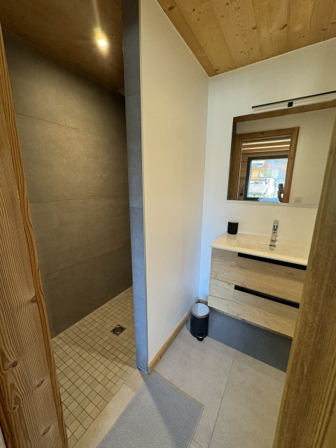 Chalet Bonatti, Double bedroom and shower, Chatel