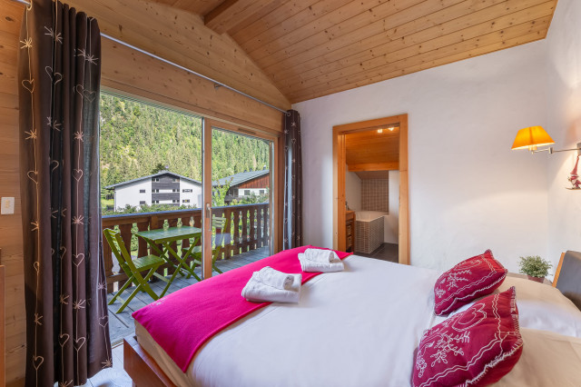 Chalet Casa Linga, Bedroom double bed (180 x 200) with bathroom and balcony, Châtel 74390