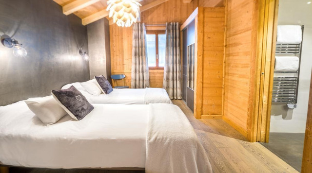 Chalet Chante Merle, Bedroom double bed with bathroom, Châtel 74
