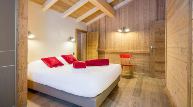 Chalet Chante Merle, Bedroom double bed with bathroom, Châtel 74390
