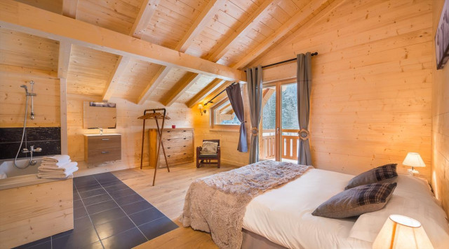 Chalet Ciste La Chapelle d'Abondance, Bedroom double bed with bath, Châtel Booking 74