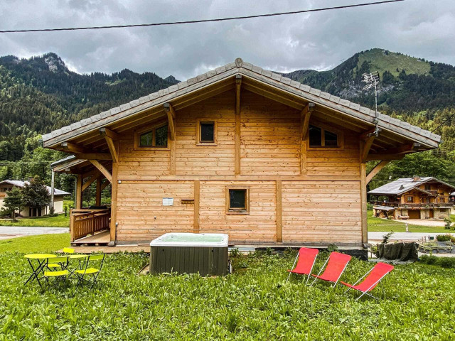 Chalet Ciste La Chapelle d'Abondance, garden and jacuzzi, Family Alps Holidays