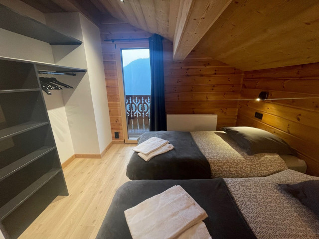 Chalet D'Artagnan Petit Châtel, Chambre 2 lits simples à l'étage, Station de ski 74