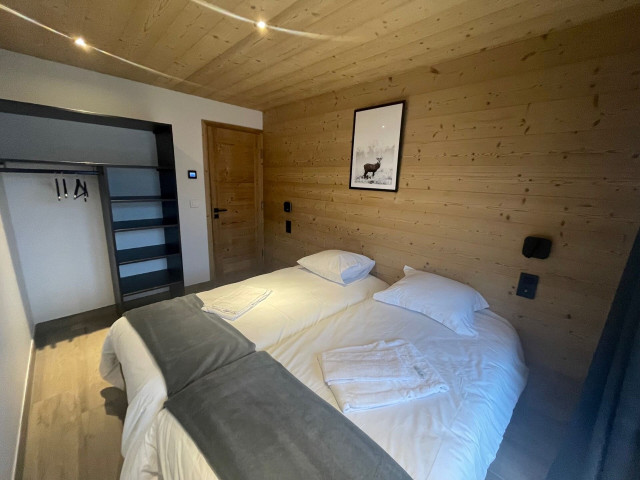 Chalet D'Artagnan Petit Châtel, Chambre 2 lits simples en rez de jardin, Location matériel de ski 74 