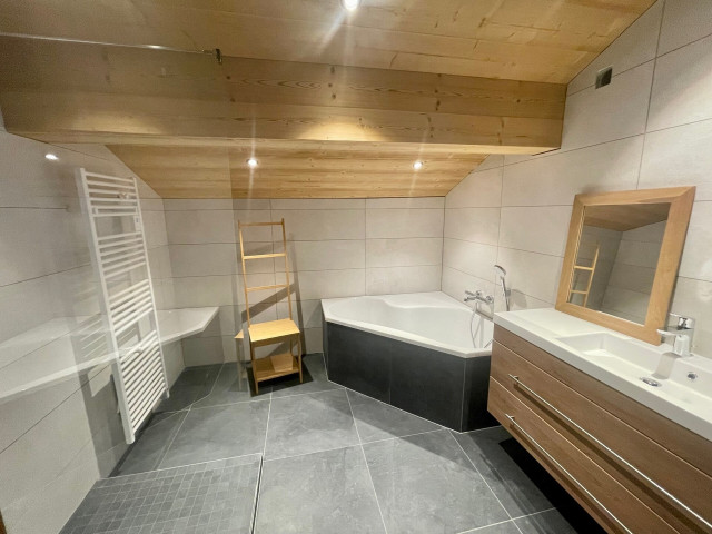 Chalet D'Artagnan, Bathroom with shower and bath, upstairs, Châtel Barbossine