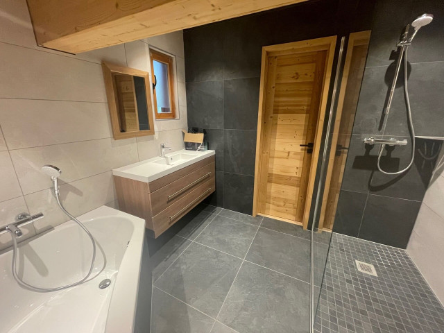 Chalet D'Artagnan Petit Châtel, Salle de bain avec douche et baignoire, à l'étage, Vacances au calme