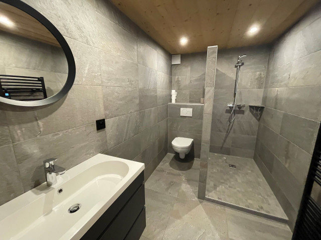 Chalet D'Artagnan, Bathroom, Portes du Soleil Ski Rental