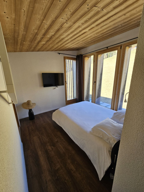 Chalet du Saix A, Bedroom double bed, Châtel Accommodation 74