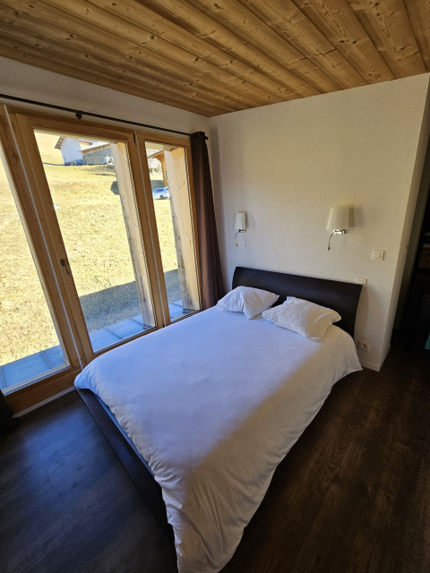 Chalet du Saix A, Bedroom double bed, Châtel Ski 74