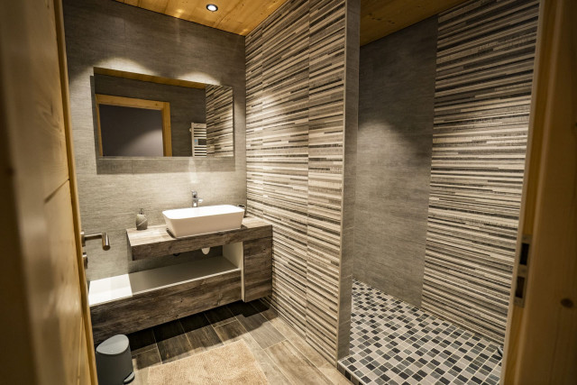 Chalet Entre Vous, Shower room, Portes du Soleil mountain holidays