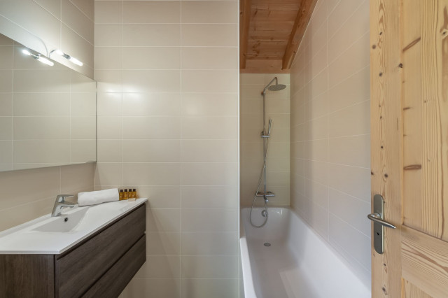 Chalet Etringa, Bathroom with bath and WC, Châtel Chairlift 74