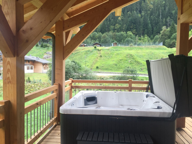 Chalet Haute-Cime, Terrasse avec jacuzzi, Châtel Vacances détente 74