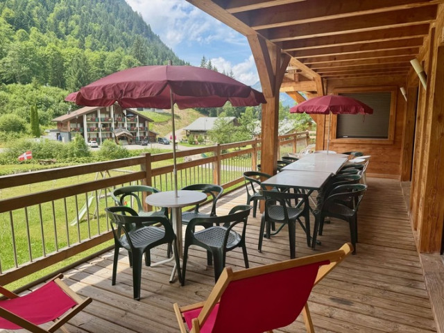Chalet Haute Cime, terrasse avec mobilier de jardin, Châtel Tourisme, vacances famille été soleil montagne