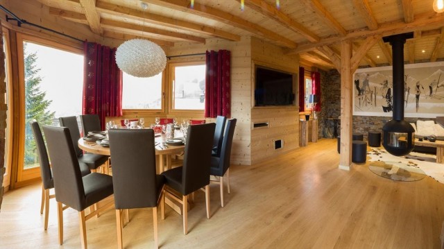Chalet Joyau des Neiges, 12 personnes, Châtel, centre du village, séjour et salle à manger, cheminée