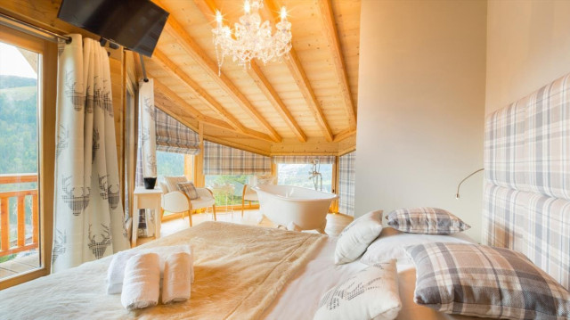 Chalet Joyau des Neiges, Bedroom double bed with bath, Châtel Green slope 74