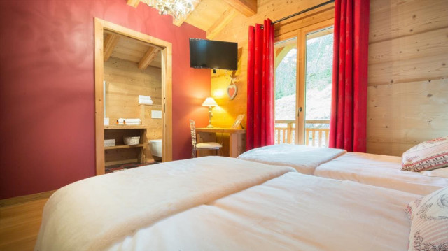 Chalet Joyau des Neiges, Bedroom double bed with shower room, Châtel Mountain 74