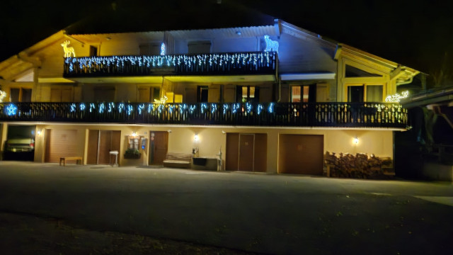 Chalet L'Orée du lac, Living room and kitchen, Chatel, Pine trees