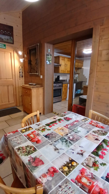 Chalet L'Orée du lac, Salle à manger accès cuisine, Châtel, Frontière franco-suisse