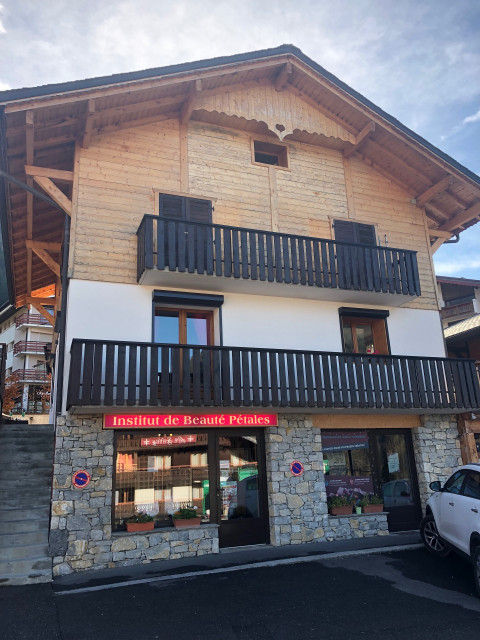Apartment In Chalet l'Ourson n°2, The chalet from the road, Châtel 