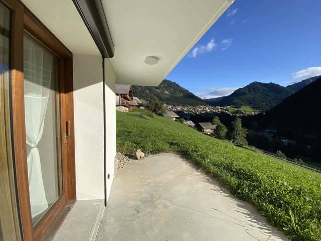 Chalet La Ferme de Delphine & François, terrasse ensoleillée, Châtel vacances été montagne famille